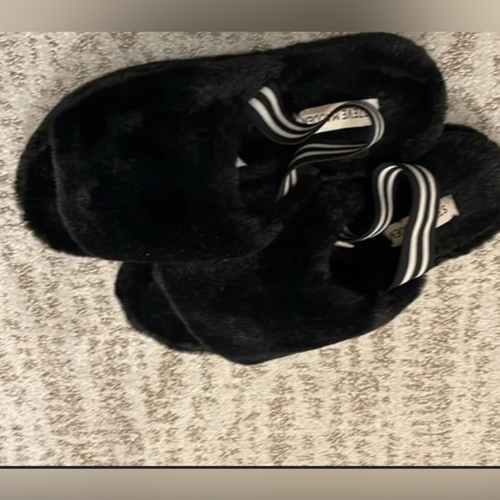 Brand New Black  fur slides for little girls. 

Size 2